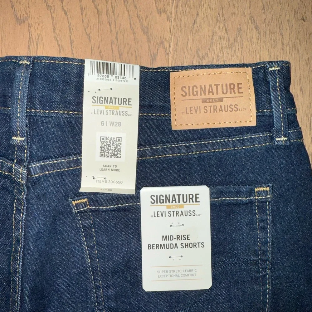 NWT Levi's Women's Dark Blue Bermuda Shorts